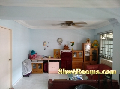  1 lady to share HDB common room to se