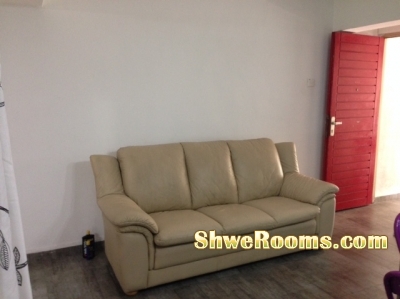 < _____    3 seater Leather Sofa  for sale ( only 80 $  )  ______>