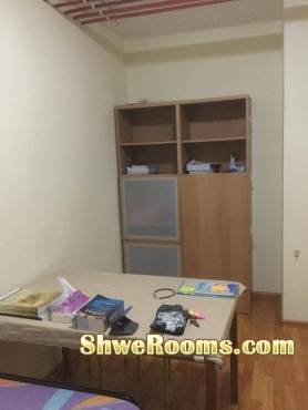 Near Boonlay Mrt, one lady to share Common room for rent