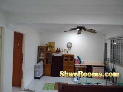 1 lady to share HDB common room to se