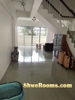 Looking for one male to share in our spacious MASTER bed room in Hougang Blk 407 (S530407)