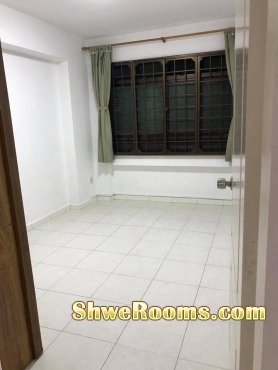😃 one common roommate 3 min walk from Boon Lay MRT
