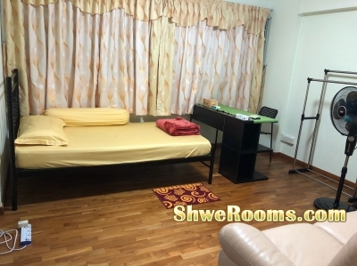 2 min from Khatib MRT - Big Common Room for only one person who want to stay in privacy 