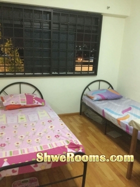 Near Boonlay Mrt, one lady to share Common room for rent