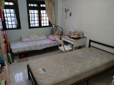 Owner Ad：One lady to share HDB Common Bed room