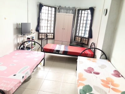 For one lady to rent in Master Room near lake side MRT