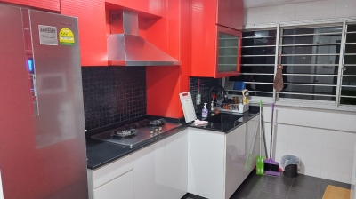 Share Master bedroom  for one lady