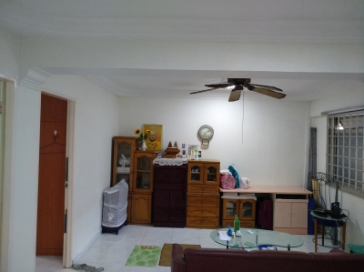 Owner Ad：One lady to share HDB Master room 