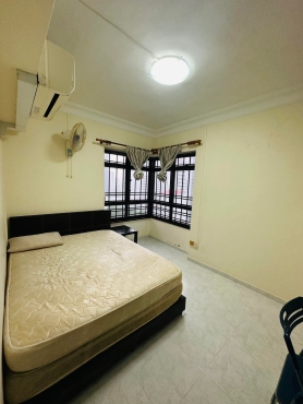 Big & Cozy Room with AirCon - near Queenstown MRT- $1350 - Available on end of April 2024
