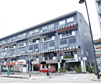 very huge common room for rent @ two storey apartment 