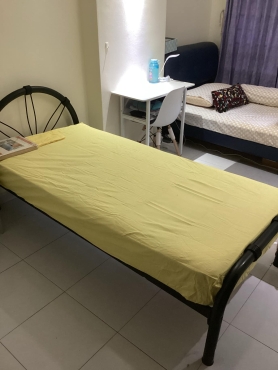 မိန်းကလေးတစ်ယောက် share common room at Pasir Ris near Loryong Point