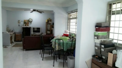One lady to share HDB Master room