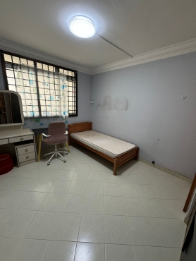 1 Lady Single Room for rent 