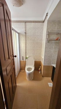 3 mins walking to Kembangan MRT Master bedroom