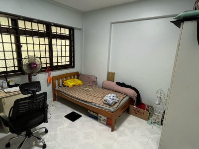Room to rent for Lady (at MRT exit)