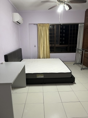  Spacious Master Bedroom for Rent 