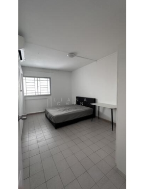 Lady for share room to rent