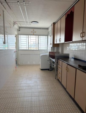 Lady for share room to rent