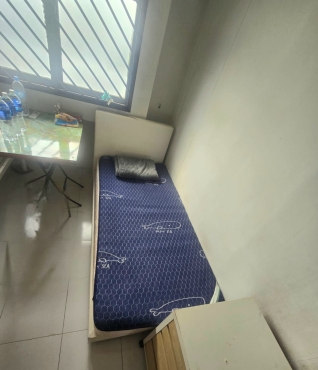 One bed available for lady(2 persons share room)