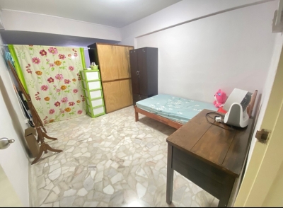 looking for a lady to share a large common room