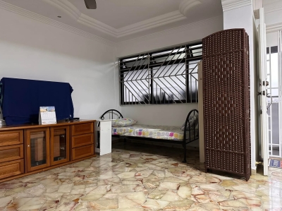 Partation Room - PIONEER ( BESIDE MRT - 2 min walking distance)Looking for Couple or Singel Stay