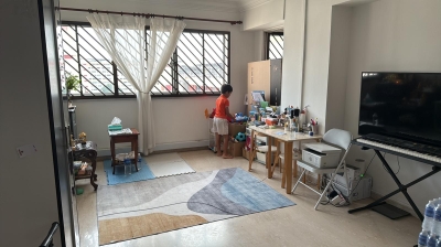 Looking for single  (or) couple -  [1  common room] @Hougang